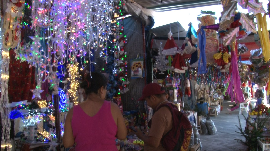 Comerciantes del tianguis navideño no logran repuntar ventas