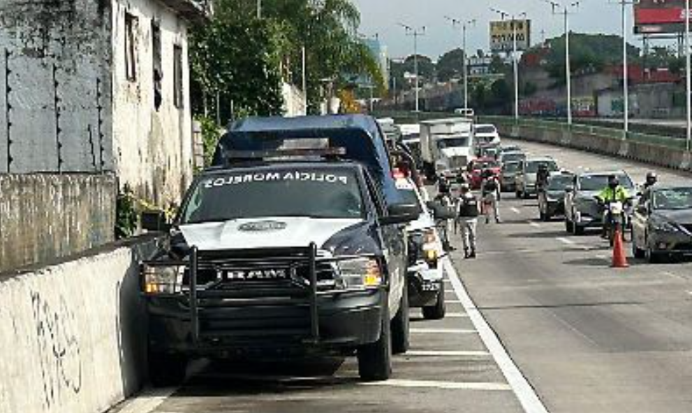 Localizan cuerpo sin vida dentro de una camioneta en el Paso Express de Cuernavaca