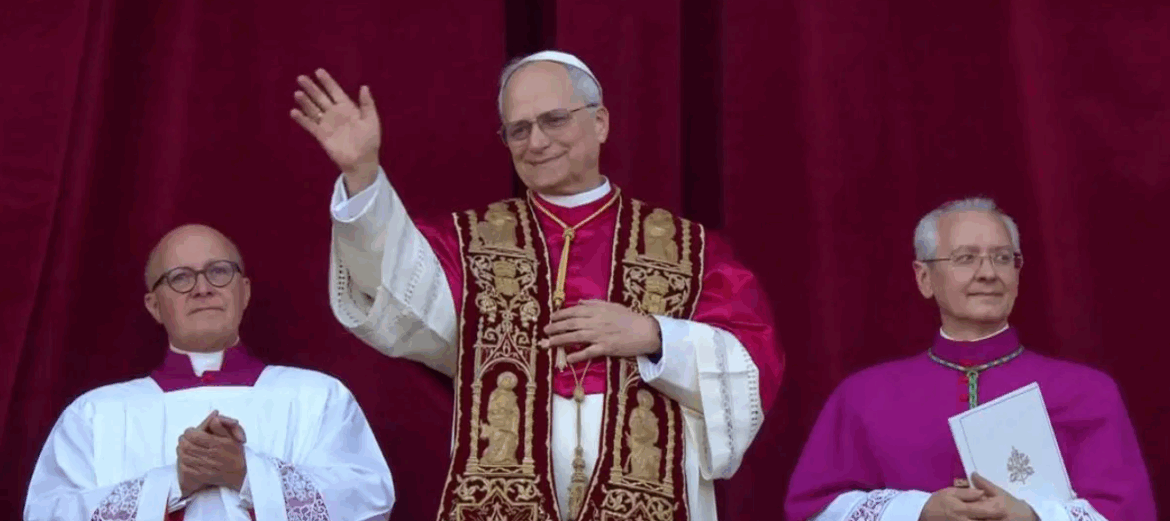 “La paz esté con ustedes, Dios ama a todos”: el abrazo de León XIV al mundo