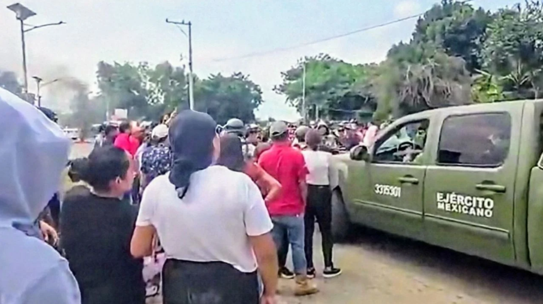 Habitantes de Totolapan realizan bloqueos y quema de vehículos para impedir operativo