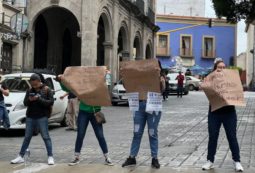 Cierran calles trabajadoras del extinto Instituto de la Mujer de Morelos