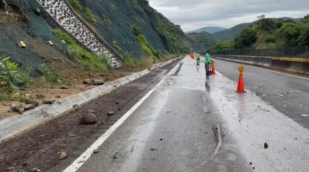 Lluvias causan derrumbes en la carretera Cuernavaca- Cuautla