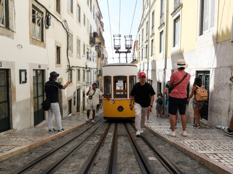 Portugal de duelo por el accidente de un funicular en Lisboa