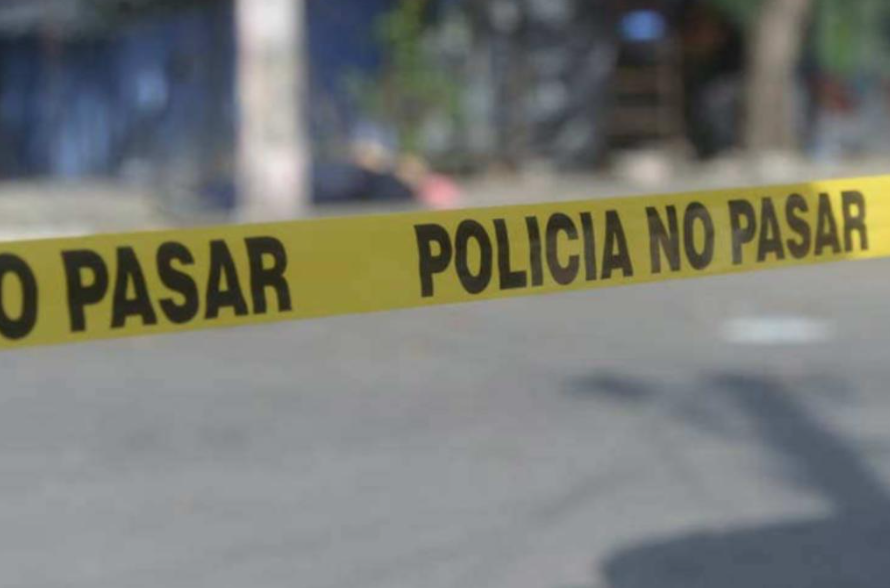 Auto vuelca y es arrastrado en canal de Atlacomulco, Morelos