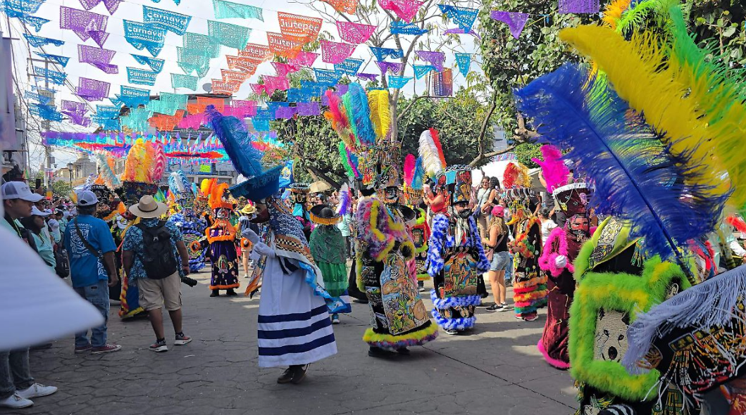 Efectúan carnaval en Cuernavaca, con la participación de los 12 poblados