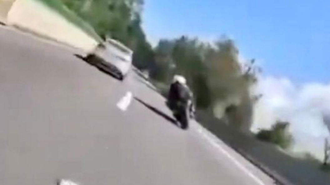 Motociclista choca de frente al rebasar en la México-Cuernavaca