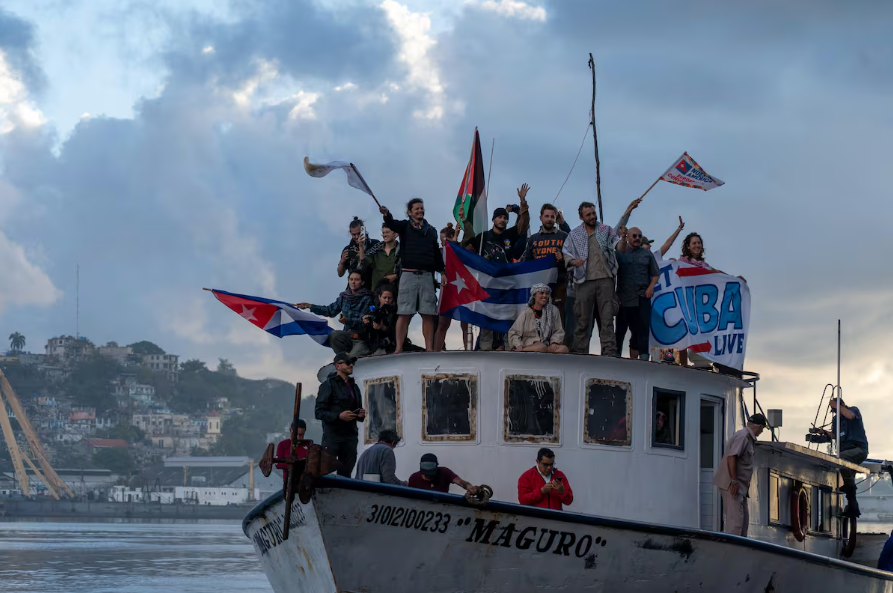 Cubanos reciben flotilla de ayuda internacional en el Malecón