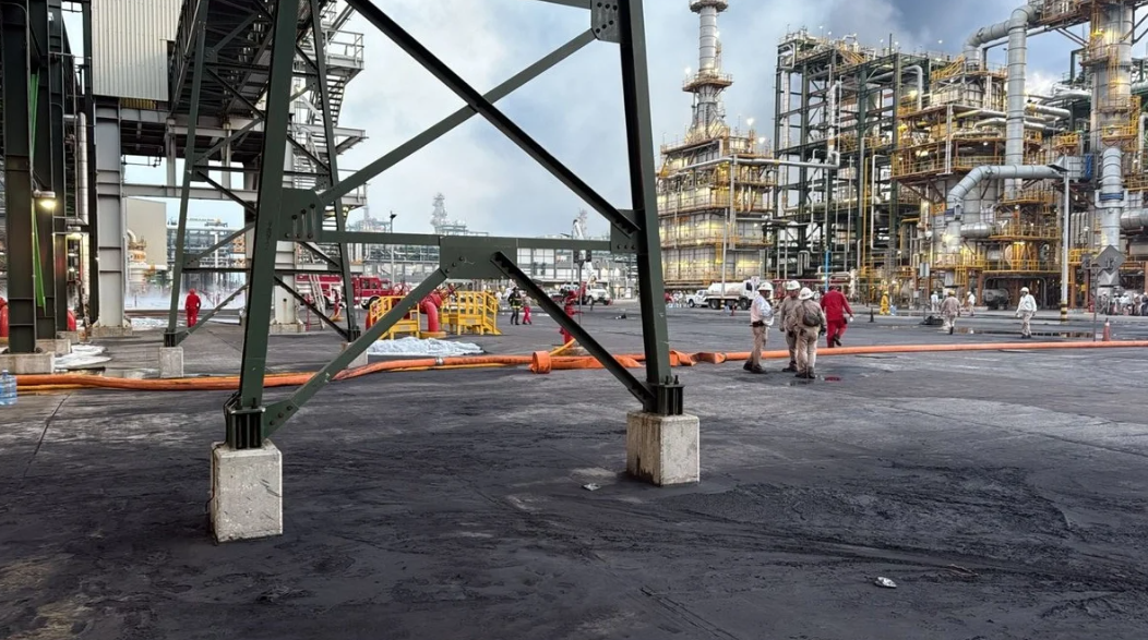 Pemex investiga qué causó incendio en fosa de la refinería Olmeca