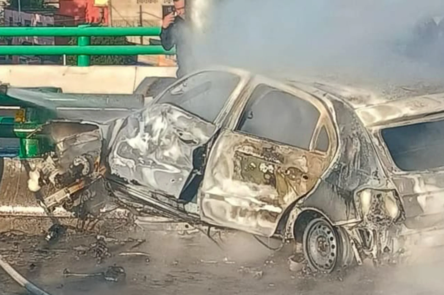 Conductor muere calcinado tras chocar su auto en el segundo piso del Periférico
