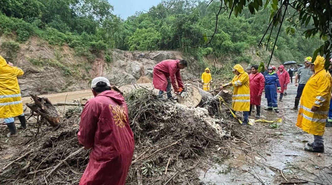 Lluvias torrenciales inundan la autopista del Sol, a la altura de Xochitepec, Morelos