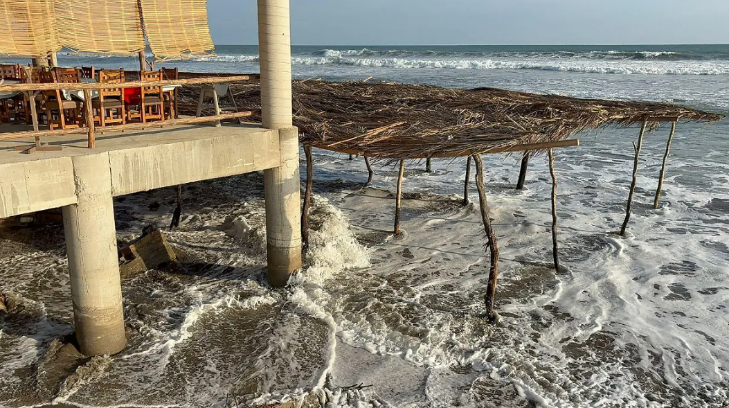 Mar de fondo devasta restaurantes en Chiapas y provoca daños en al menos cuatro municipios