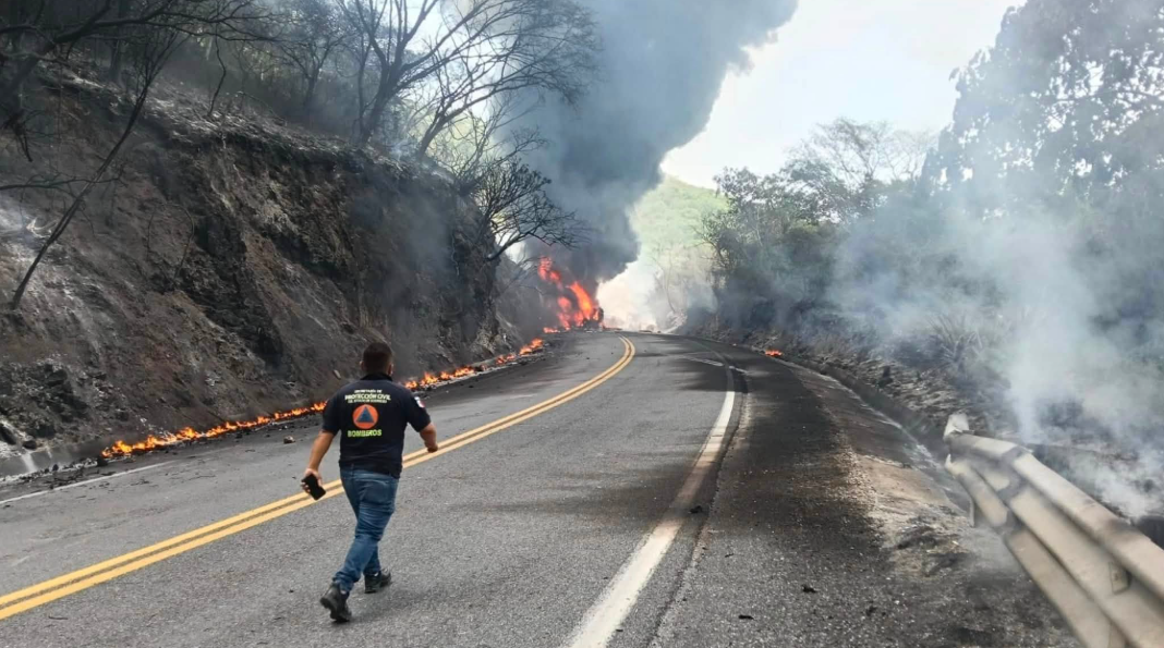 Explosión de pipa en la carretera Iguala-Cuernavaca deja al menos 4 lesionados