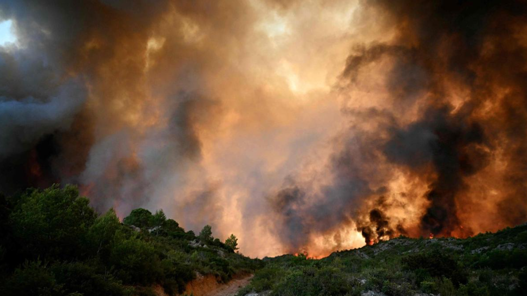 Se propaga incendio forestal cerca de ciudad turística francesa; evacuan a carca de 20.000 personas