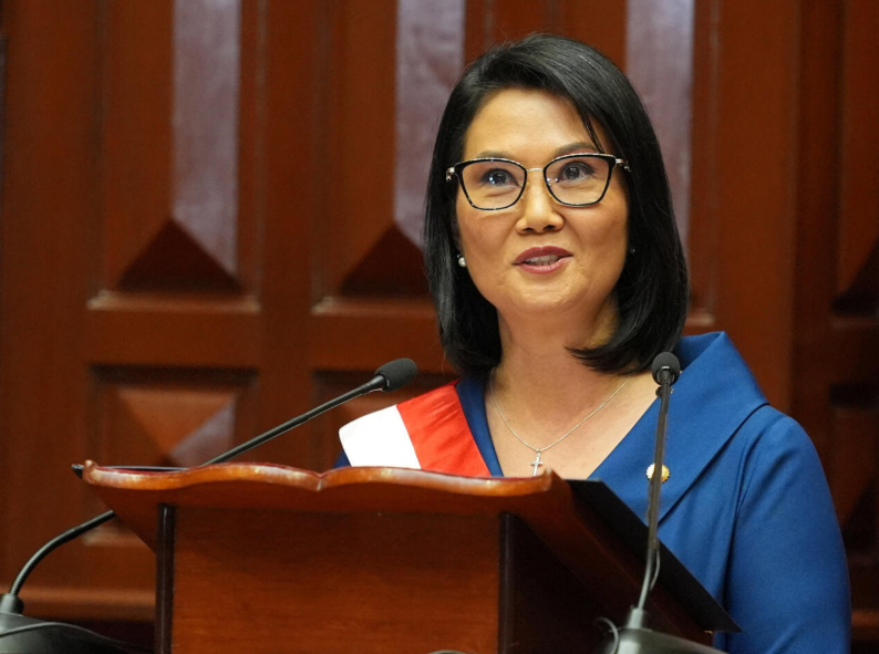La derechista Keiko Fujimori asume la presidencia de Perú