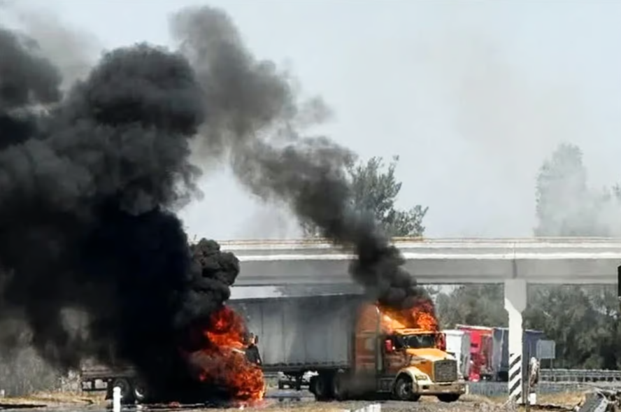 Bloqueos de vías y violencia en Michoacán tras las detenciones de nueve presuntos integrantes de una organización delictiva
