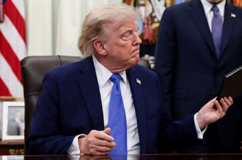 Trump firma órdenes ejecutivas contra la ciudadanía por derecho de nacimiento