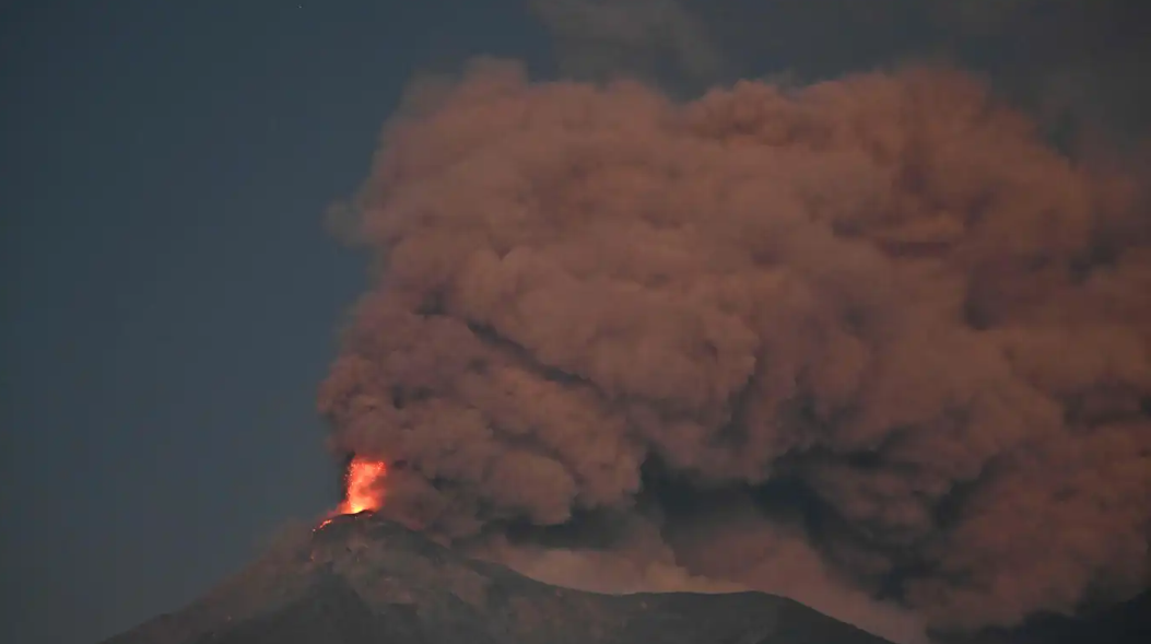 El Volcán de Fuego en Guatemala entra en fase eruptiva y pone bajo alerta máxima a miles de pobladores