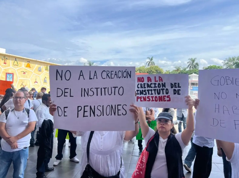 Protestan 300 trabajadores jubilados en Morelos contra reforma al sistema de pensiones